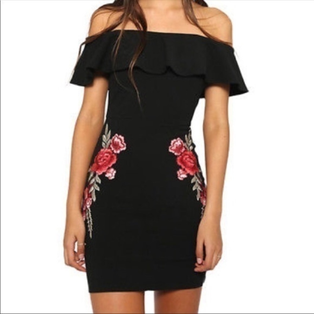 ❣️Sale was $45 down sizing❣️ Off the shoulder ruffled rose dress